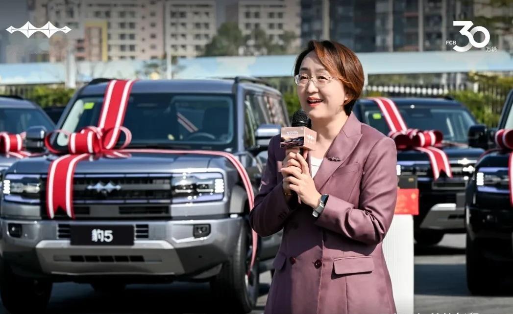 方程豹这牌子，2025年卖了23.5万辆，同比疯涨316%。就在上个月，他们刚刚