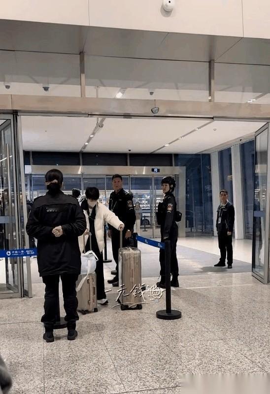 那个机场工作人员，真的笑死我。人明明都走过去了，他还非得扭过头，再看一眼。就