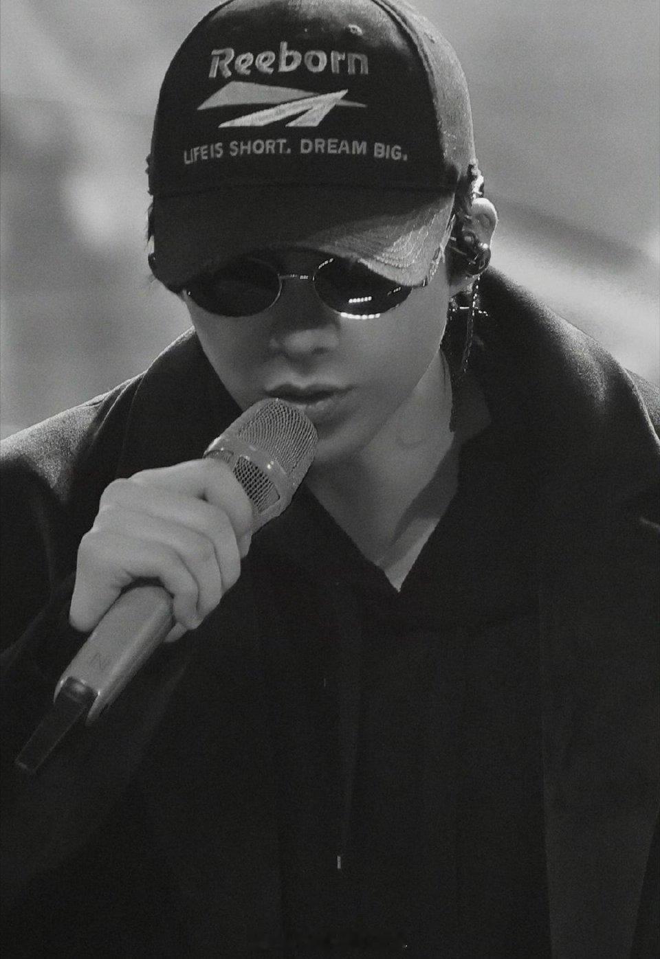 摩登兄弟掐指一算，今日翻牌必有我~好像把这个帅的daddy宁抱走啊刘宇