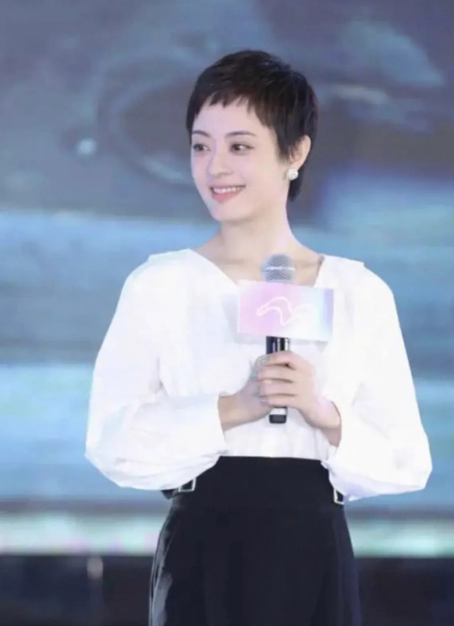 为什么孙俪老进不去电影圈，抗不起来票房。这就是大青衣的尴尬，大青衣，比如孙俪，