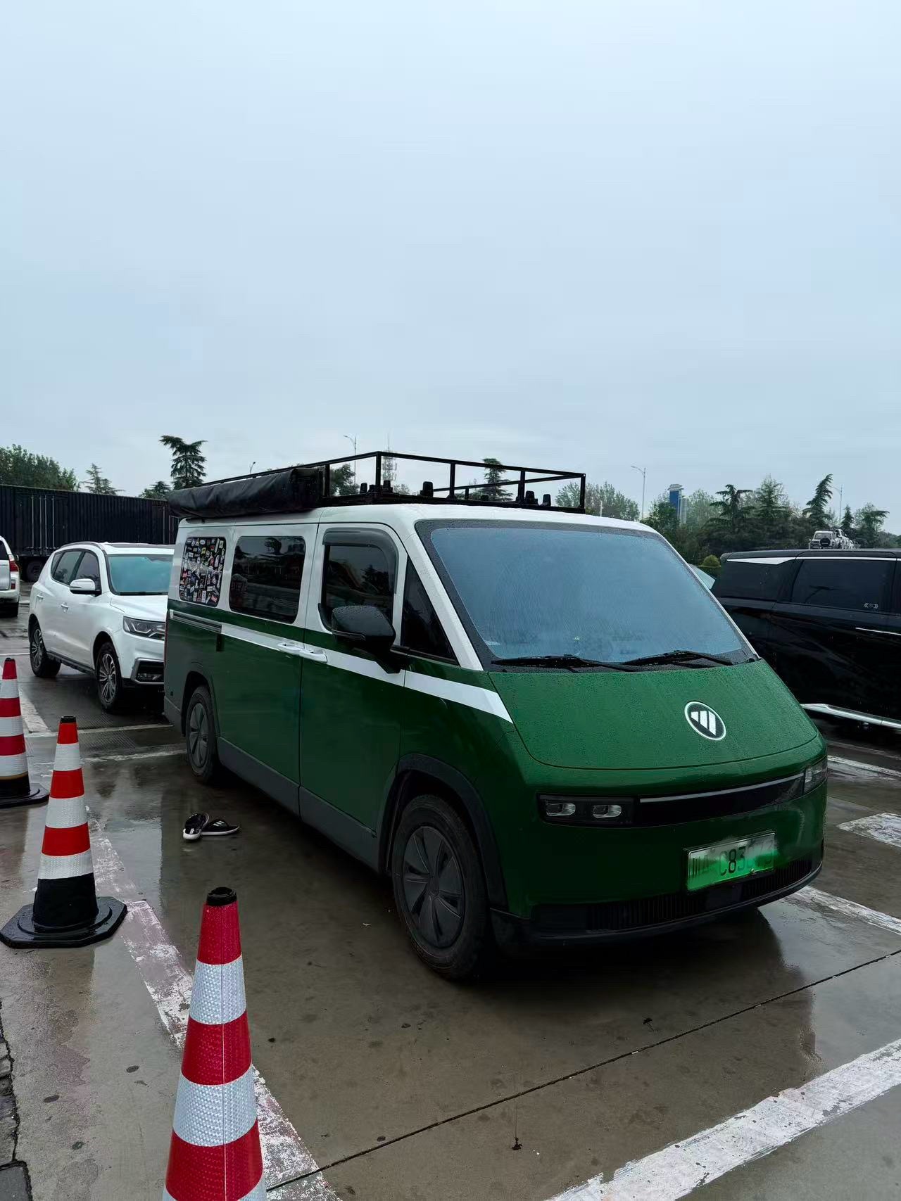 服务区看到货车改的露营房车还挺帅的，而且车主审美也好。这个拼色帅呆了！​​​
