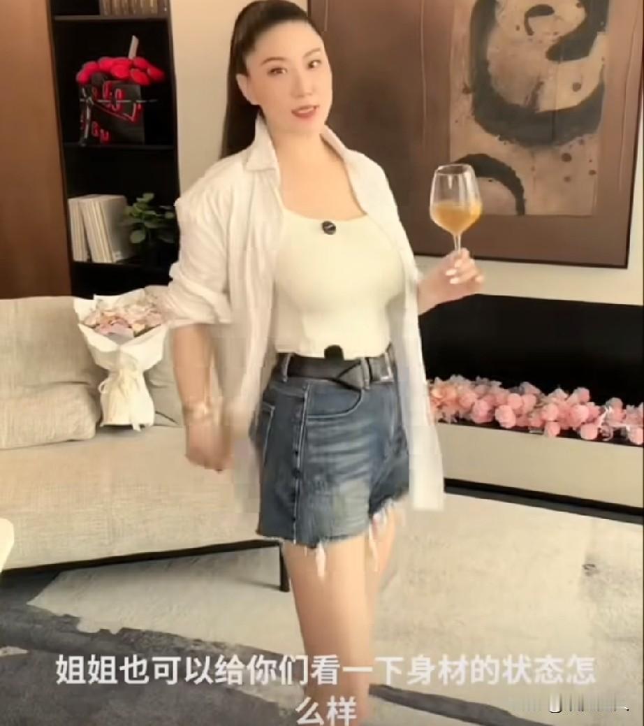 Coco最近在社交平台上挺活跃，无时无刻不在秀颜值秀身材，还特意强调自己是原生脸