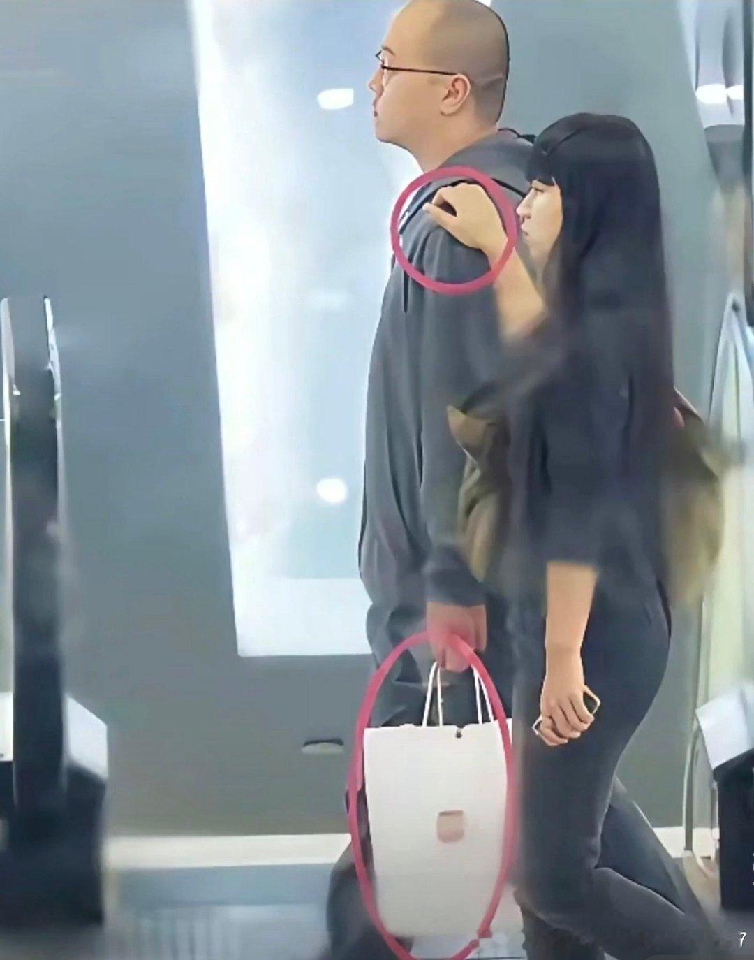 人生赢家，三个老婆三个女儿！原来窦唯早就有安稳的小家啦！妻子陈冉以前是他的铁杆粉丝，当年窦唯陷入风波