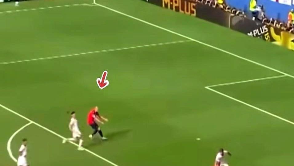 挪威队那个球，我来回看了三遍。前场二打一，空旷的半场，就剩两个人，队长厄德高，