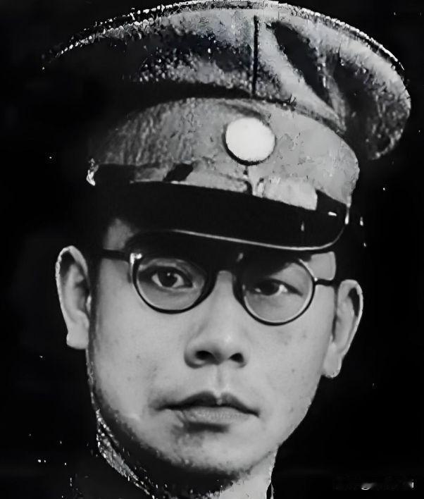 看到老照片里那张平静的脸，你怎么也想不到，他当时正走向一条死路。1949年，