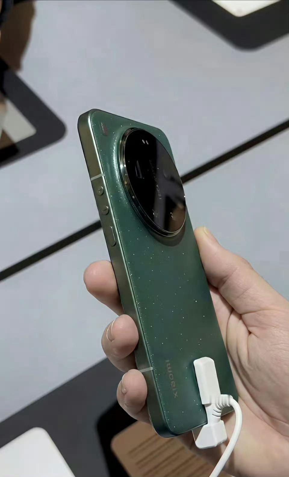 小米17Ultra真机图，是太糊了吗？怎么感觉一般，不如效果图那么惊艳