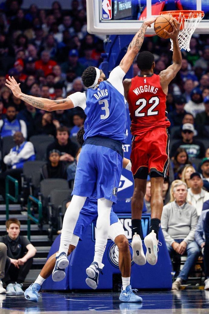 维金斯也是状元天赋，但和浓眉一比，就有点不够看了。维金斯：身高2米01，体重