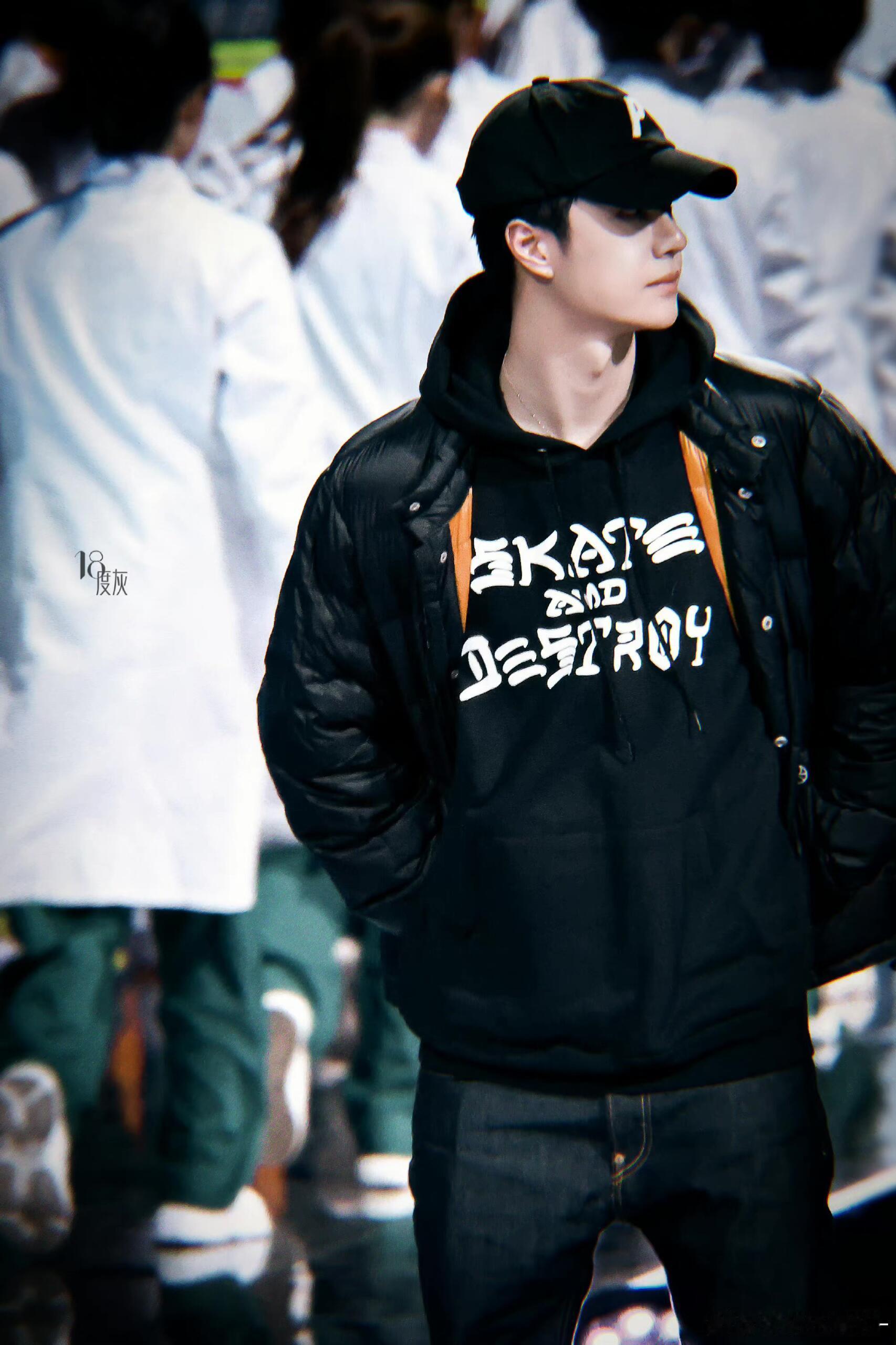 卧槽王一博帅得我一激灵穿个厚厚的羽绒服帅成这样🥵🥵​​​