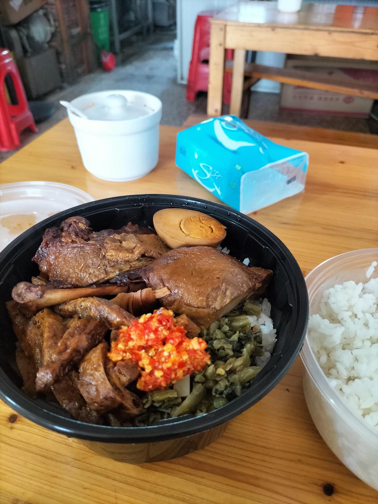 鸭腿饭13元钱，半个卤蛋，豆腐干，酸菜，辣椒酱，还有米饭，另外加一盒饭要2元钱，