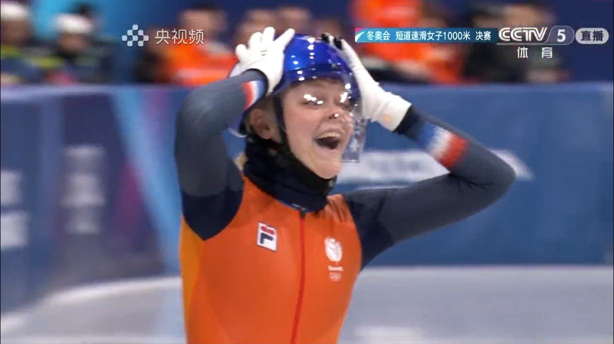 冬奥会短道速滑16日继续进行男子500米进行了第一轮的比赛。第一组就出现状况，