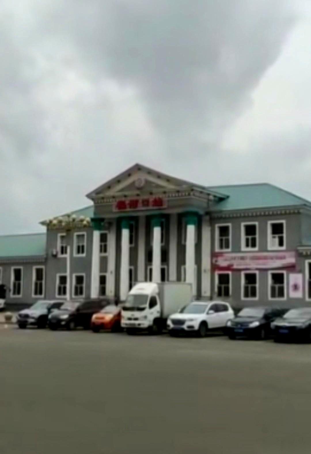 一座火车站，被炸成废墟，然后又在原地，一模一样地长了出来。就在1947年。这