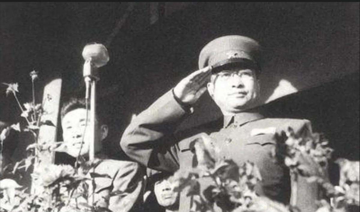 1935年8月，陈团长过草地，突然，他发现一名十二岁的小红军。陈团长说：小鬼，你
