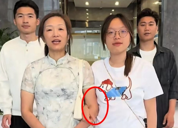 谢岳宣称不会和浩男妈复婚，许建华的回应那叫一个打脸！？谢岳坐奔驰上，