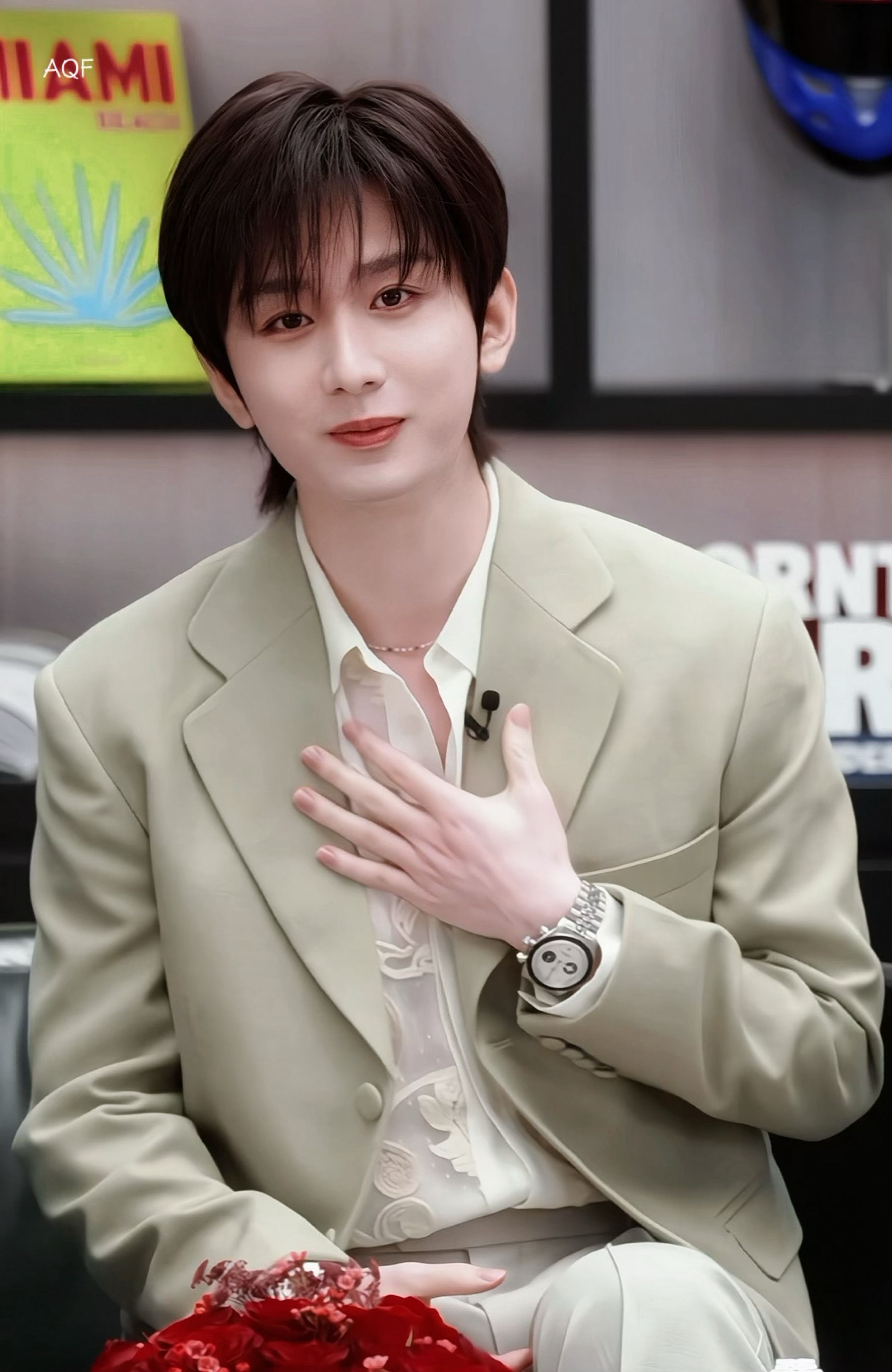 成毅深V上班我的男孩今天比昨天更爱你一点啦那么希望你一直开开心心快快乐乐做自己