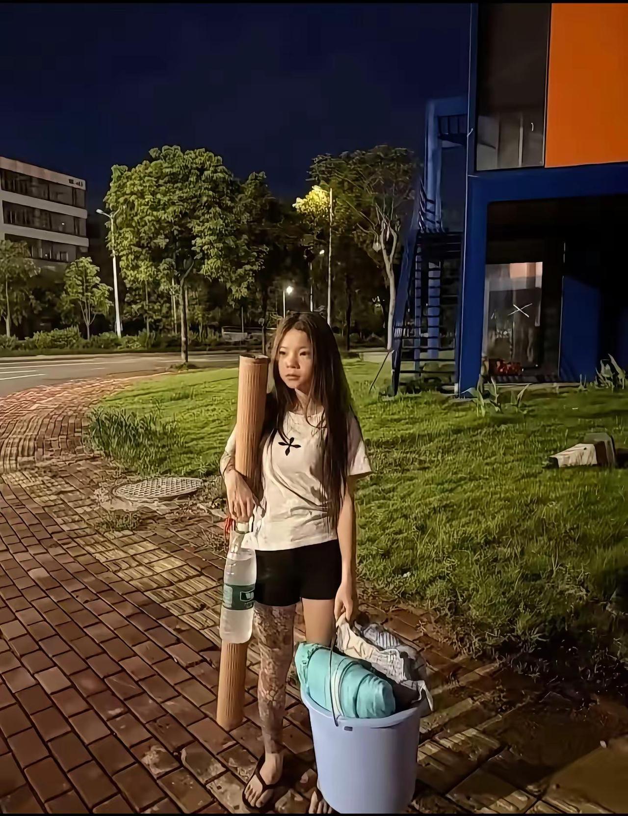 @西边的海岸领取➗别人的18岁在校园里有说有笑而我的18岁在留学的路上处处碰