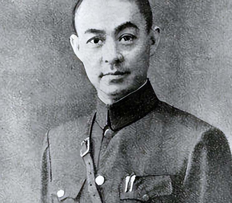 1933年春，长城脚下的硝烟还没散尽，一个扛着大木箱的士兵正踉踉跄跄往回跑。