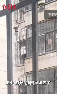 上中国青年报了！山西，一大哥回家途中突然爬上窗户，周围的人以为他是上去捡衣服，不