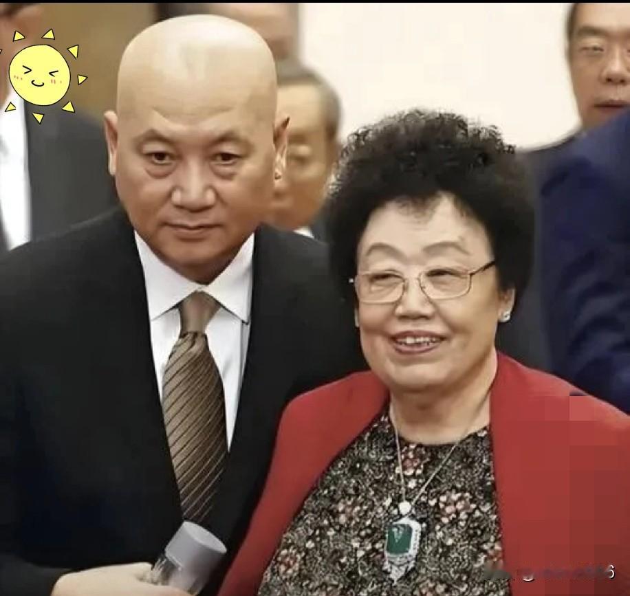 85岁女首富临走前签的那份文件，看得人心头一震。不是分家产，是把那座耗时三年的