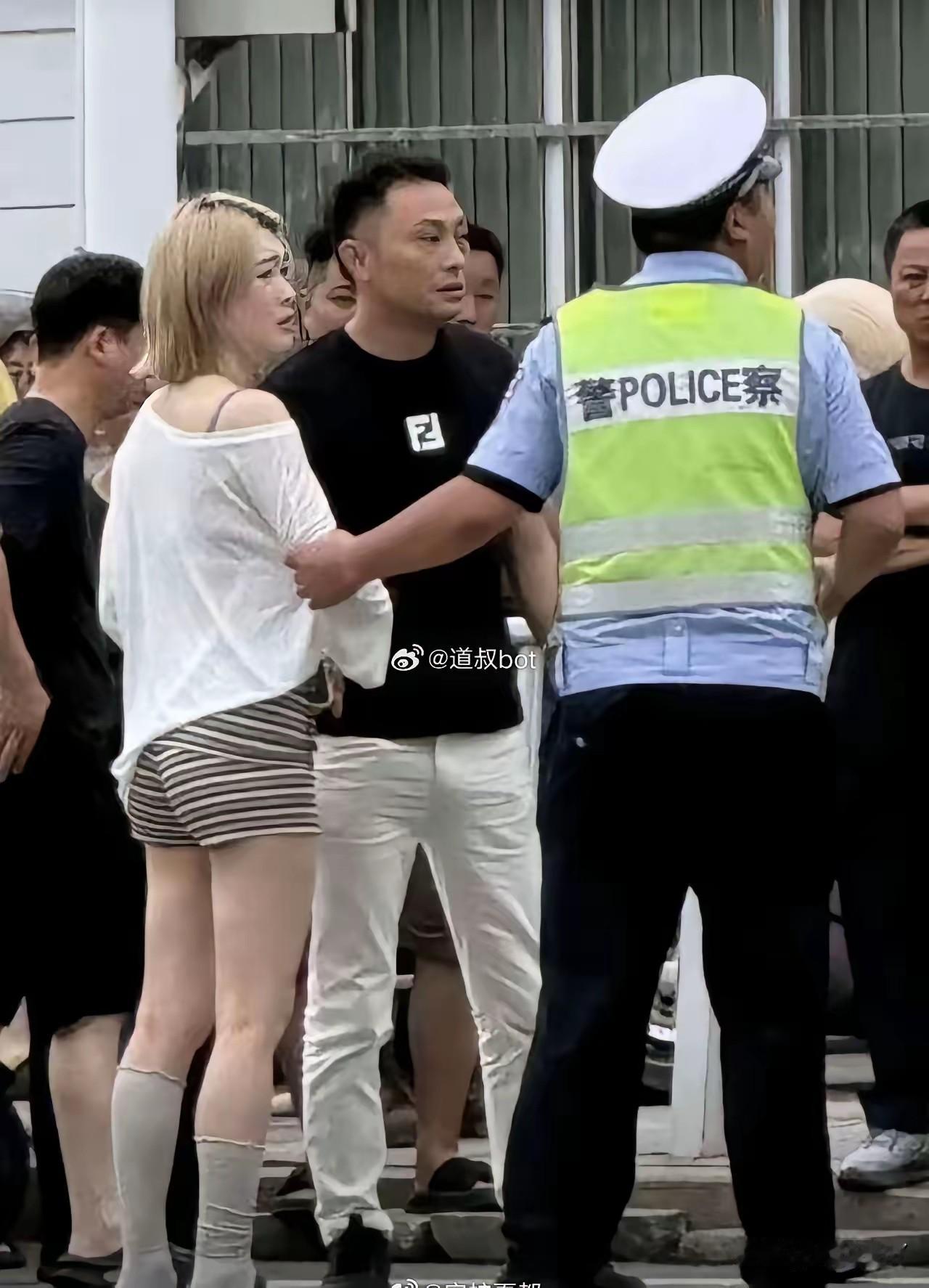 这女司机一身潮流的打扮估计家庭应该很富裕，汽车的保险应该是足额缴纳了的。她不怕