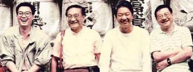 倪匡从16岁开始，脑洞就跟别人不一样。那时他到内蒙垦荒，发现那里有很多狼，就突发