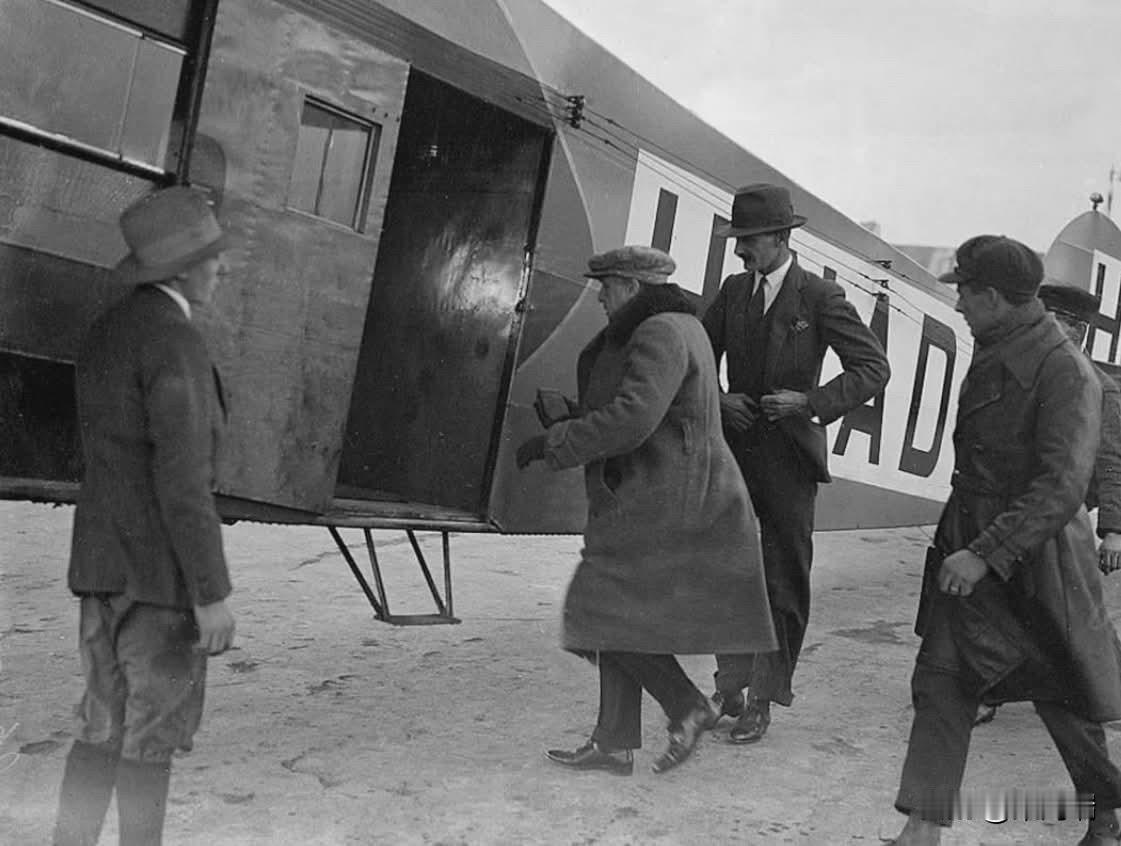 这是世界第三大富豪阿尔伯特·洛温斯坦1928年登机时的最后一张照片。飞行途中，他