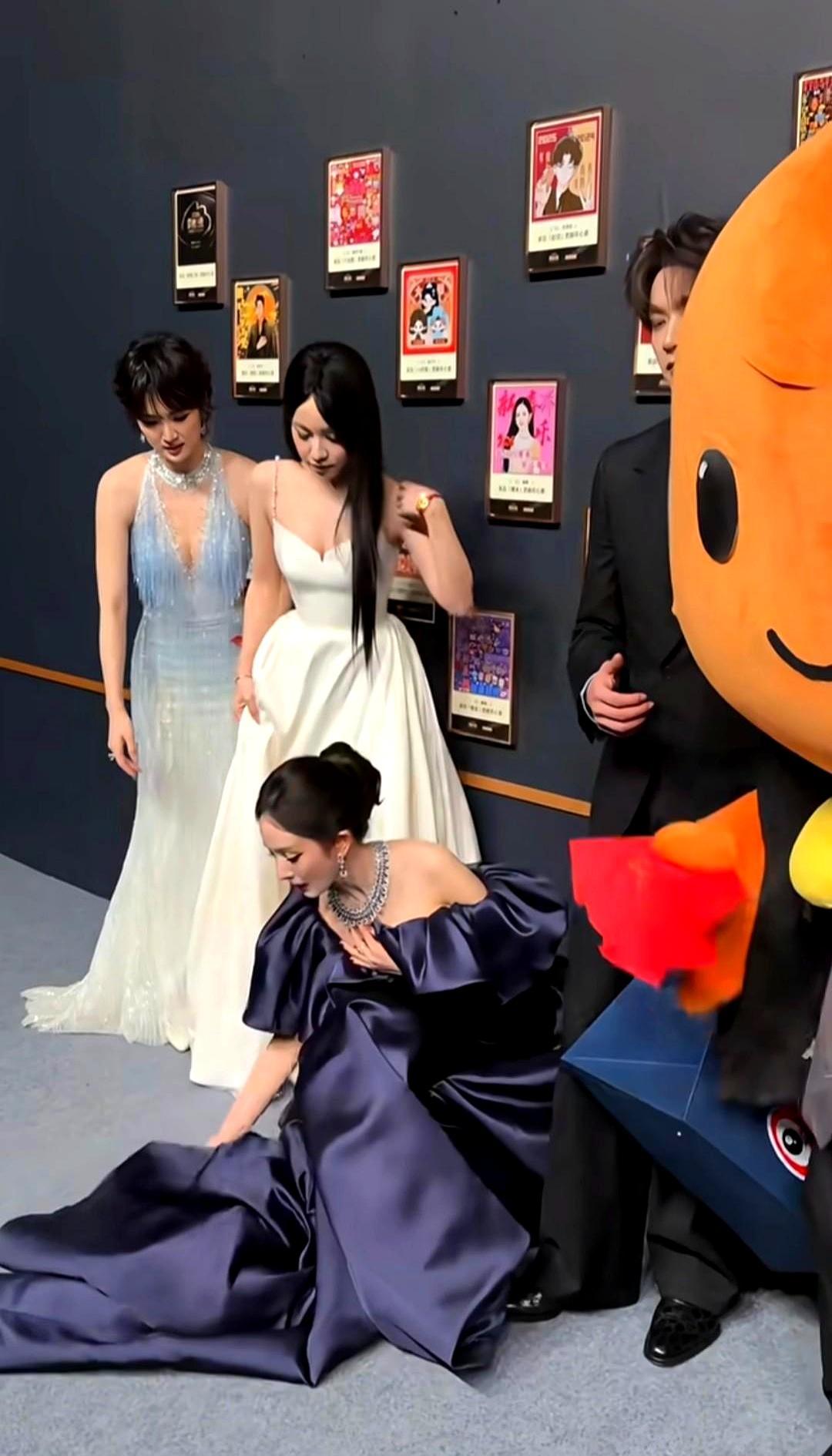 任正非女儿姚安娜，红毯刻意站角落。她不抢C位，不争镜头，像个背景板。这姿态，