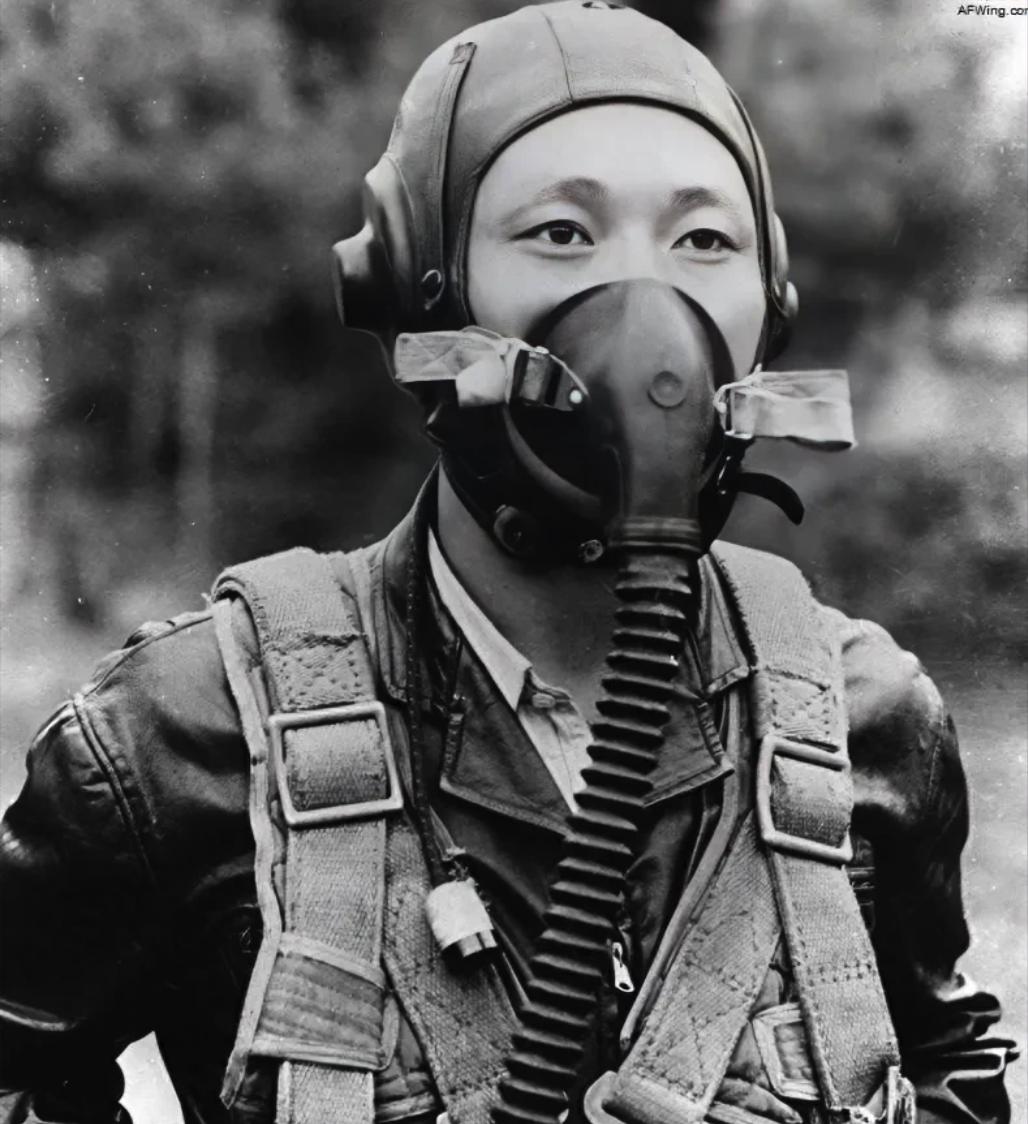 1953年，21岁朝鲜飞行员驾先进战机投诚美国，获10万美元奖励。朝方震怒下令追