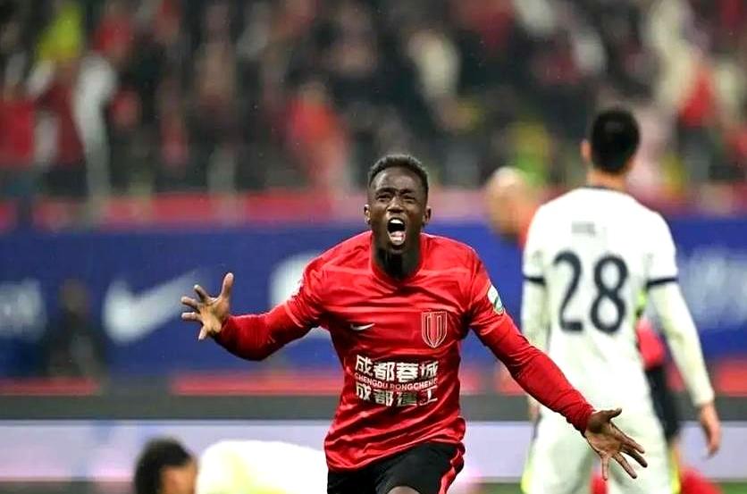 本赛季有两名球员令成都球迷很失望。德尔加多踢完这个月就要回泰山了，大家的