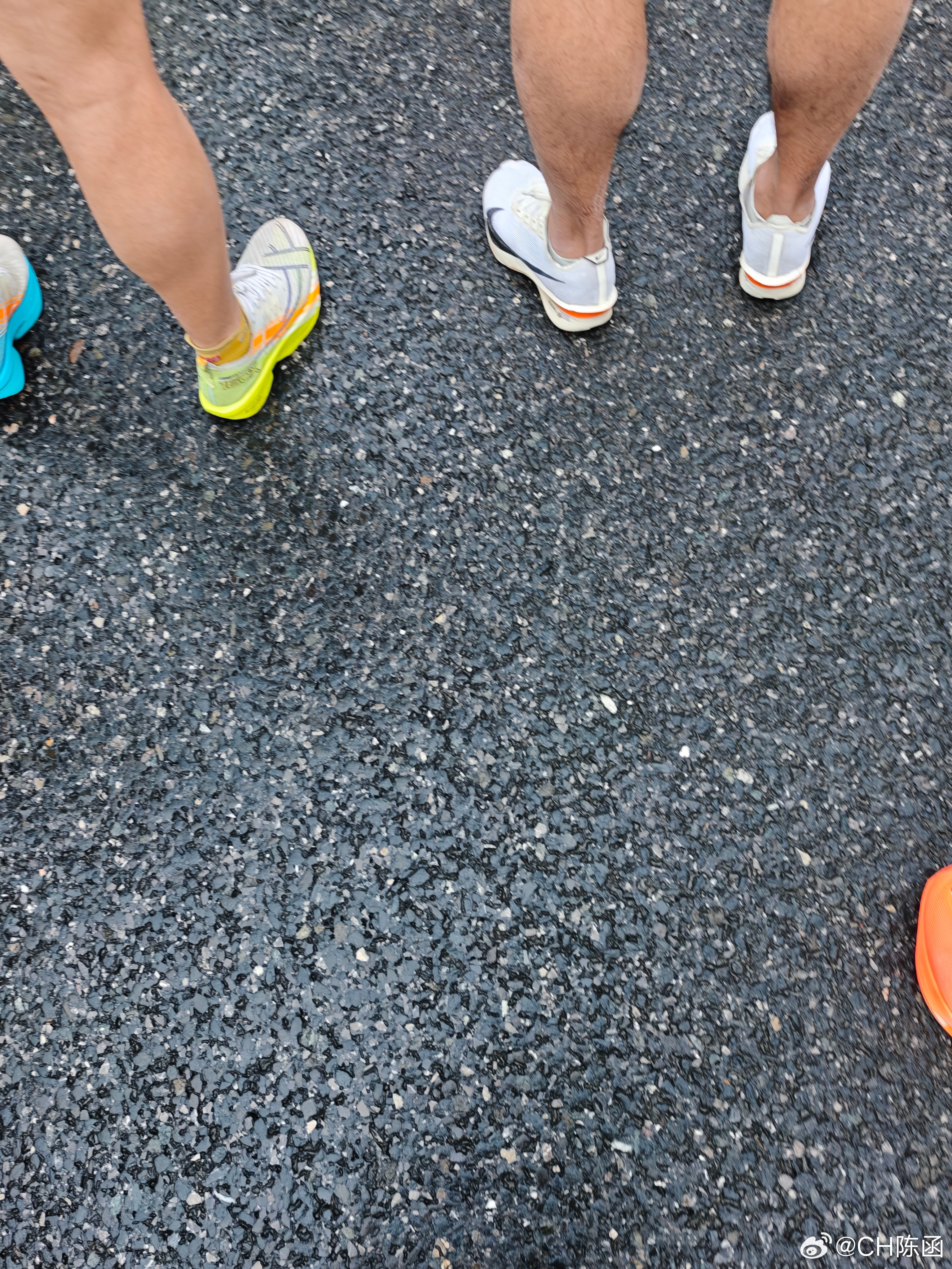 2026武汉马拉松C区选手准备起跑！今天还有点热，防晒霜擦得我好白