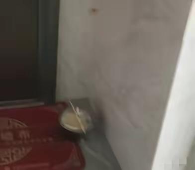 人生的第一次差评，给了外卖员。​中午儿子一个人在家，给他点了一份红烧牛肉面，结