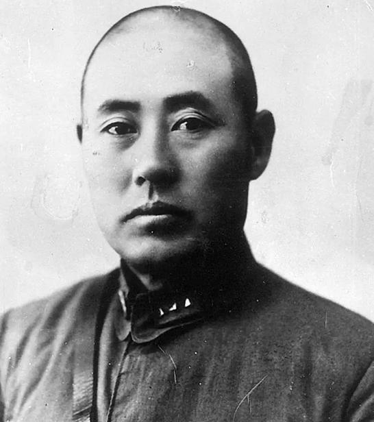 新中国首任水利部长傅作义，一年有差不多四分之一的时间在外头跑工地。跟他搭班子的副