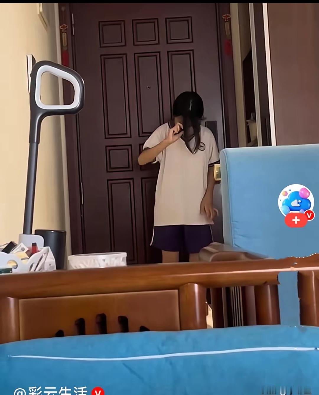 突然发现现在的小学生、中学生小姑娘，几乎很少看到干净利落的高马尾辫了，都是清一色
