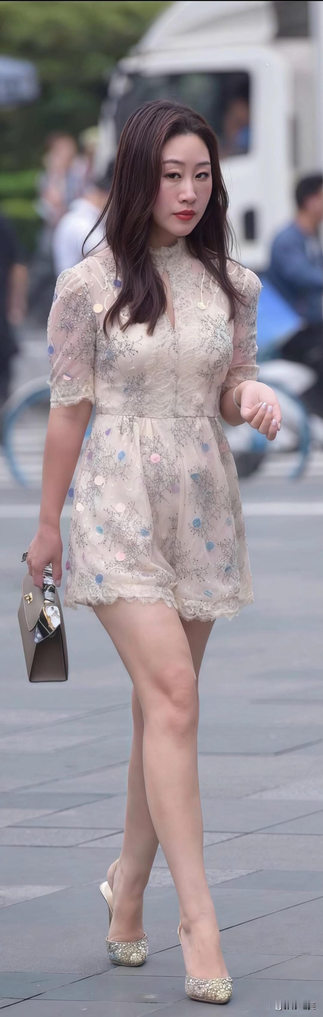 浅杏色亮片蕾丝连体裤，搭配闪钻高跟鞋与精致手包，温柔又不失气场，每一步都走得优雅