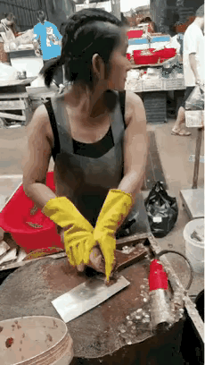 我感到很屈辱，她自始至终都没正眼看过我一眼[捂脸哭][捂脸哭][捂脸哭]