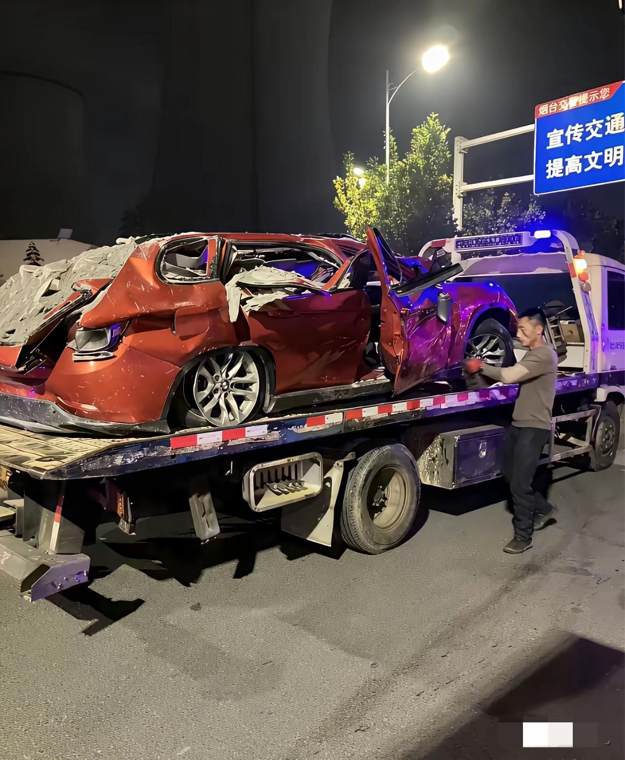 时也，命也！烟台宝马车被装满石块的混凝土车压扁！如果旁边的那辆白色五菱车往