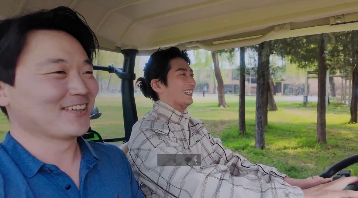 窦骁的度假氛围感给到夯窦骁的vlog就像随手记录的生活碎片，每片都很治愈。开车