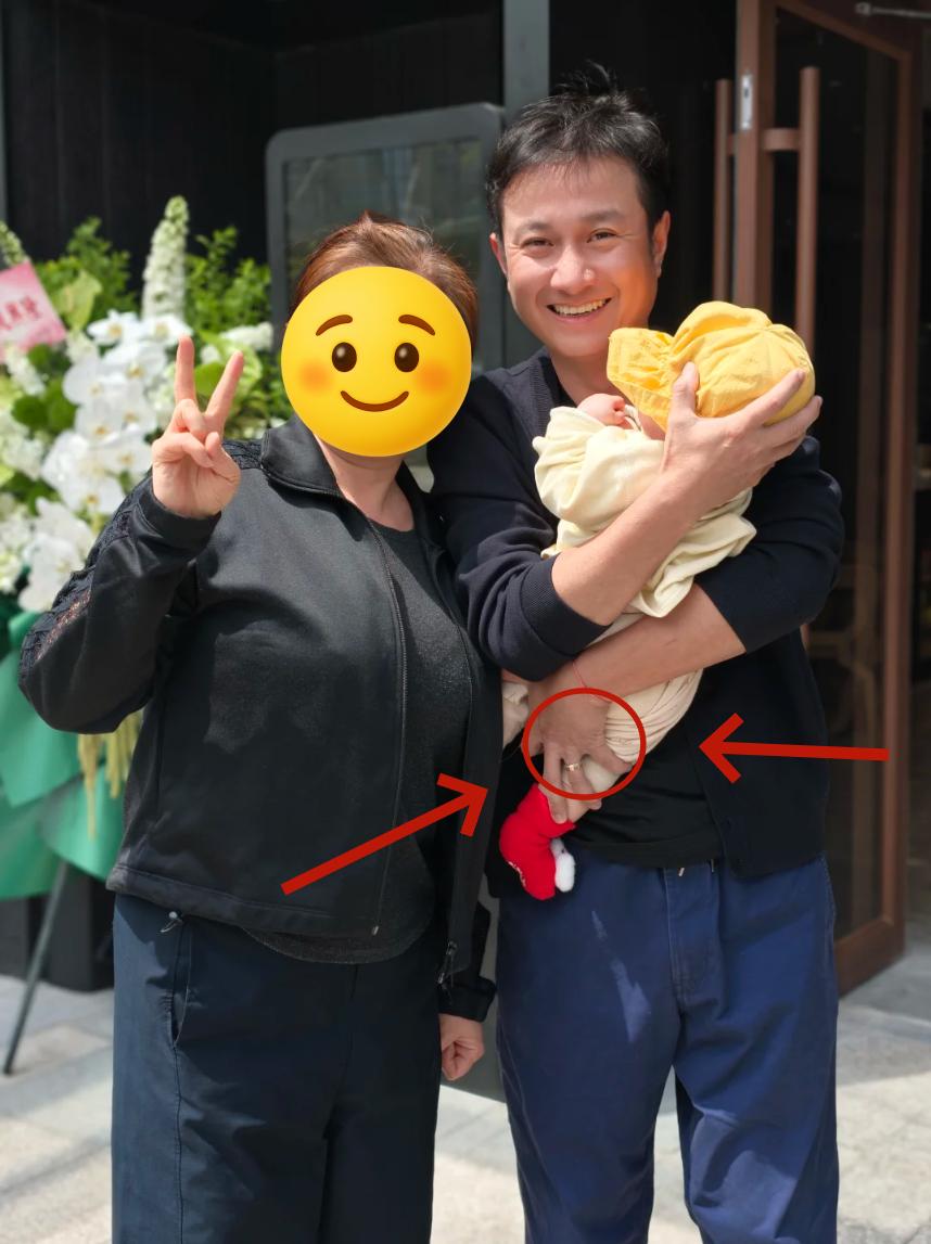 41岁文章开餐厅！左手无名指戴戒圈，感情动向引发网友热议，抱孩子手法专业。近日