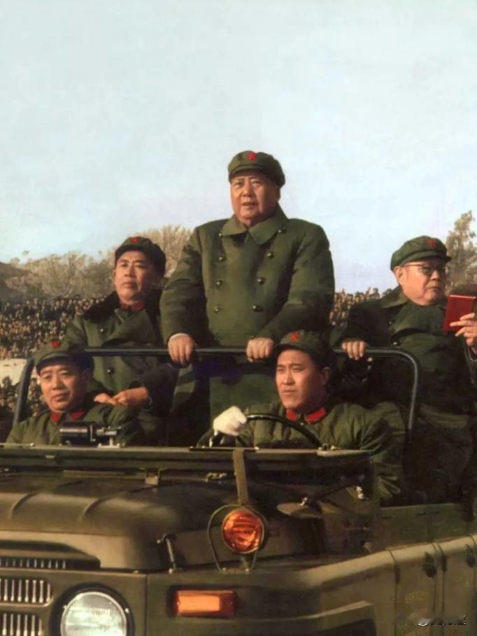 这是1966年毛主席检阅红卫兵时的震撼场面，主席乘坐着敞篷军用车，感觉有一股强大