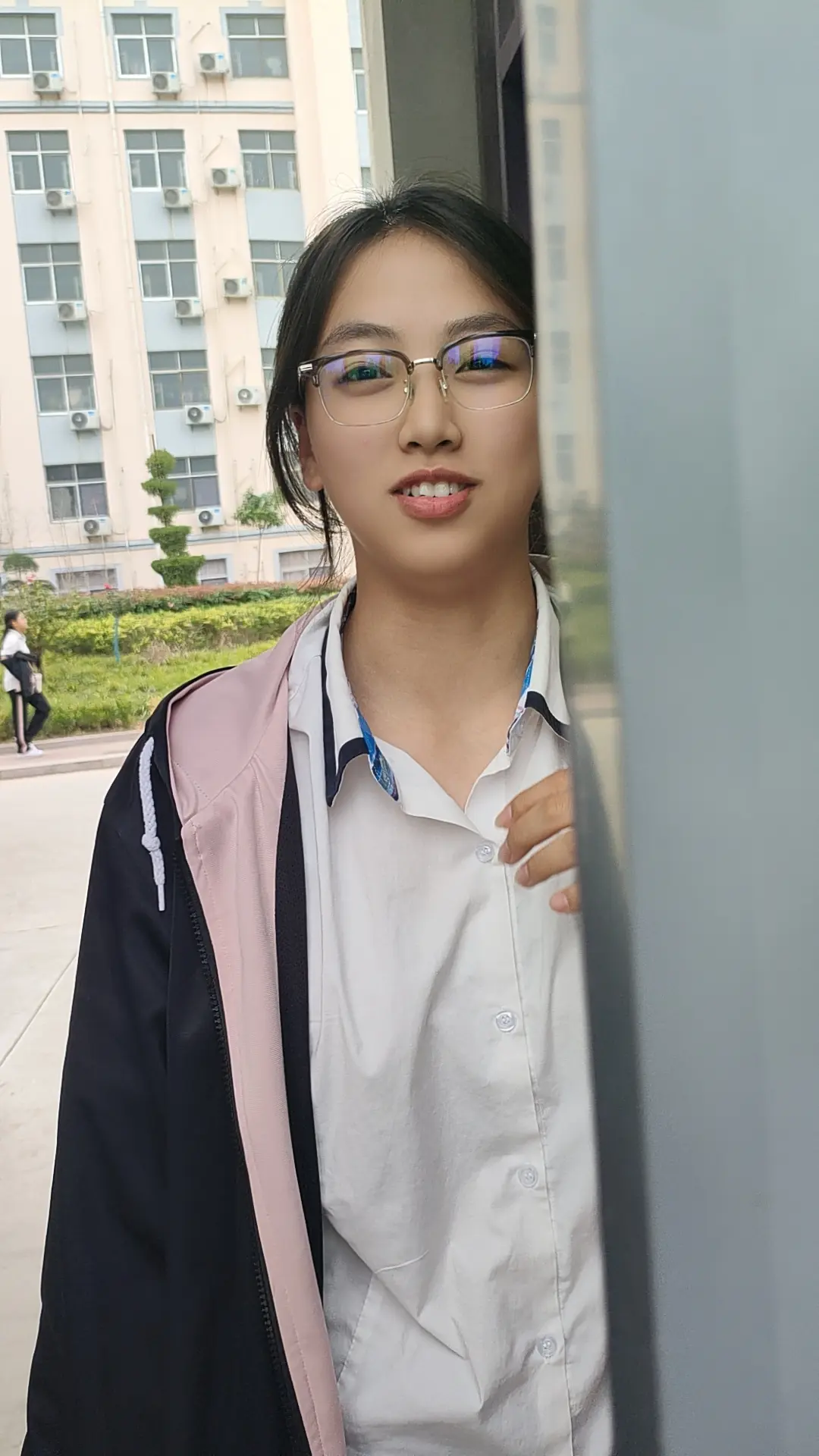 校园里偷拍的这一瞬，她笑着望向镜头，眼里有光✨却让我心头一酸～ 🌸
