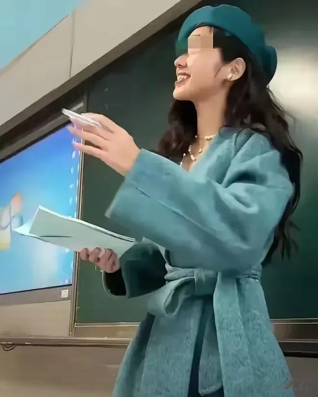 当那位身着2.8万深绿风衣的女教师优雅踏入课堂，一场风波却随之而来。家长的举