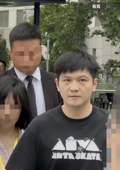 樊振东越来越让人看不懂，昨天你说他岛主回归吧，我以为他要封闭训练了，结果今天