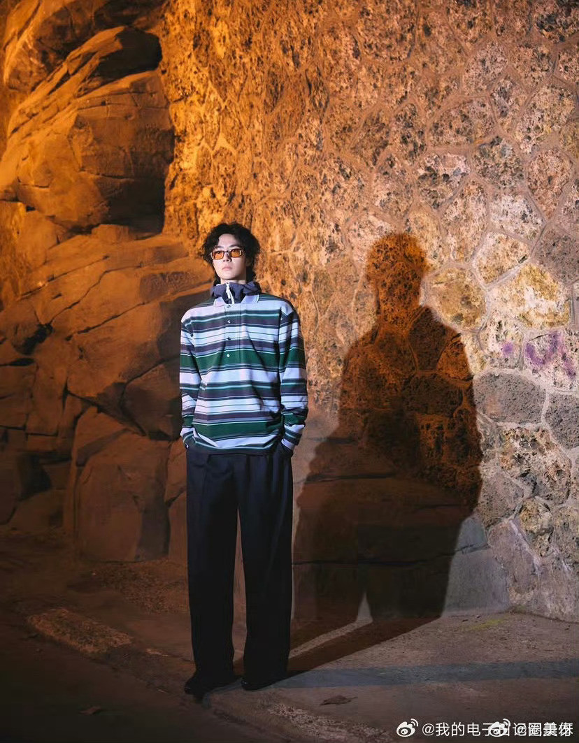 别的不说，这衣服也就只有王一博能穿的这么好看，王一博的大宽肩确实太加分了，肩膀头