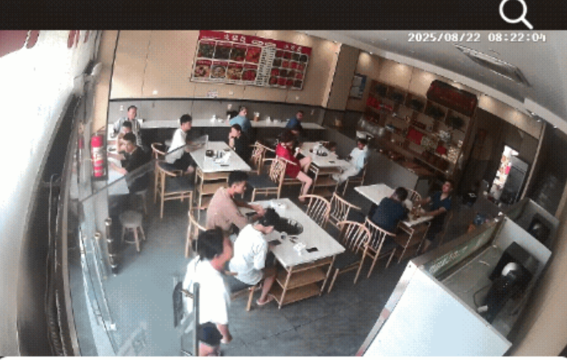 云南一酸汤猪脚火锅店老板娘发视频称，昨晚和老公收拾到1点多，平时早晨7点到店，结