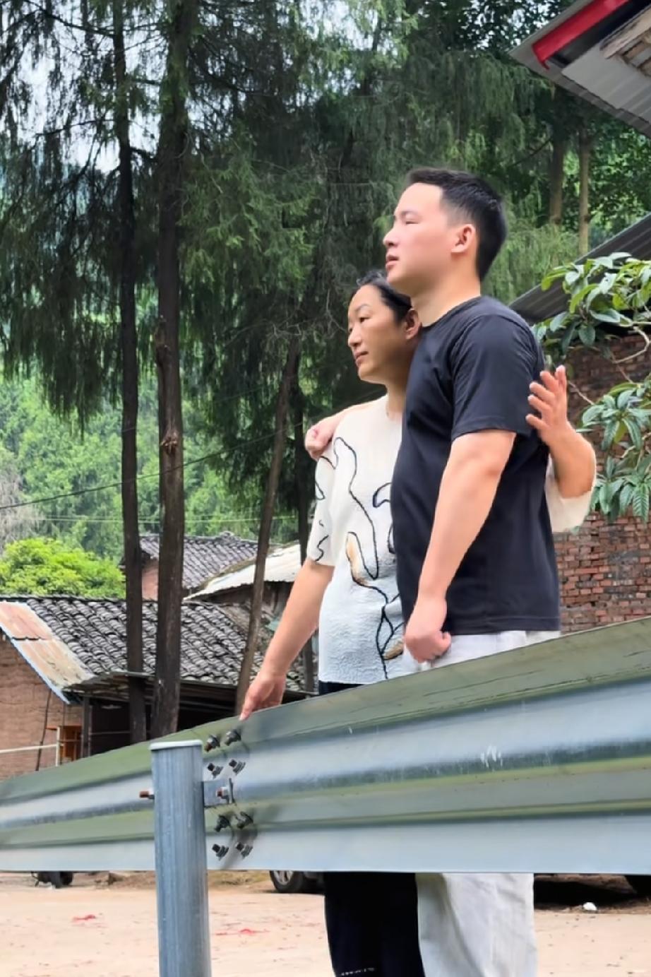 许建华终于出来露面了，带上儿子谢浩男祭拜了自己的父亲，也是谢浩男的外公，从而也消