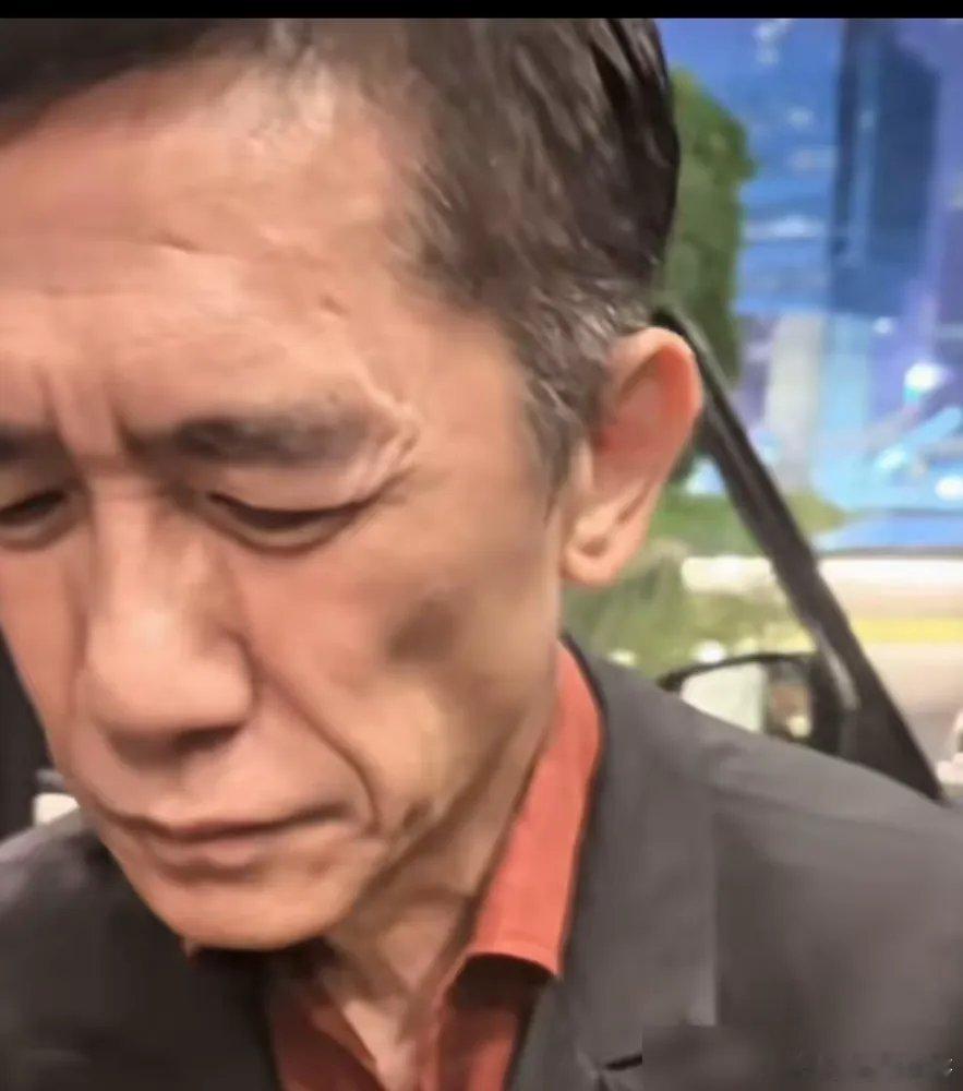 64岁的梁朝伟，自己承认了。一本5公分厚的剧本，以前一个月能背完。现在，至少