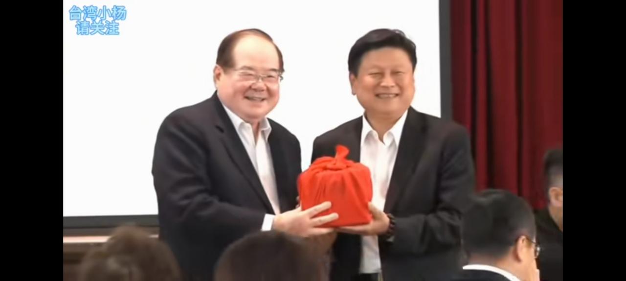 仍然用大印委任官员，国民党沿袭旧制。受郑丽文委托，副主席兼秘书长李乾龙宣布，