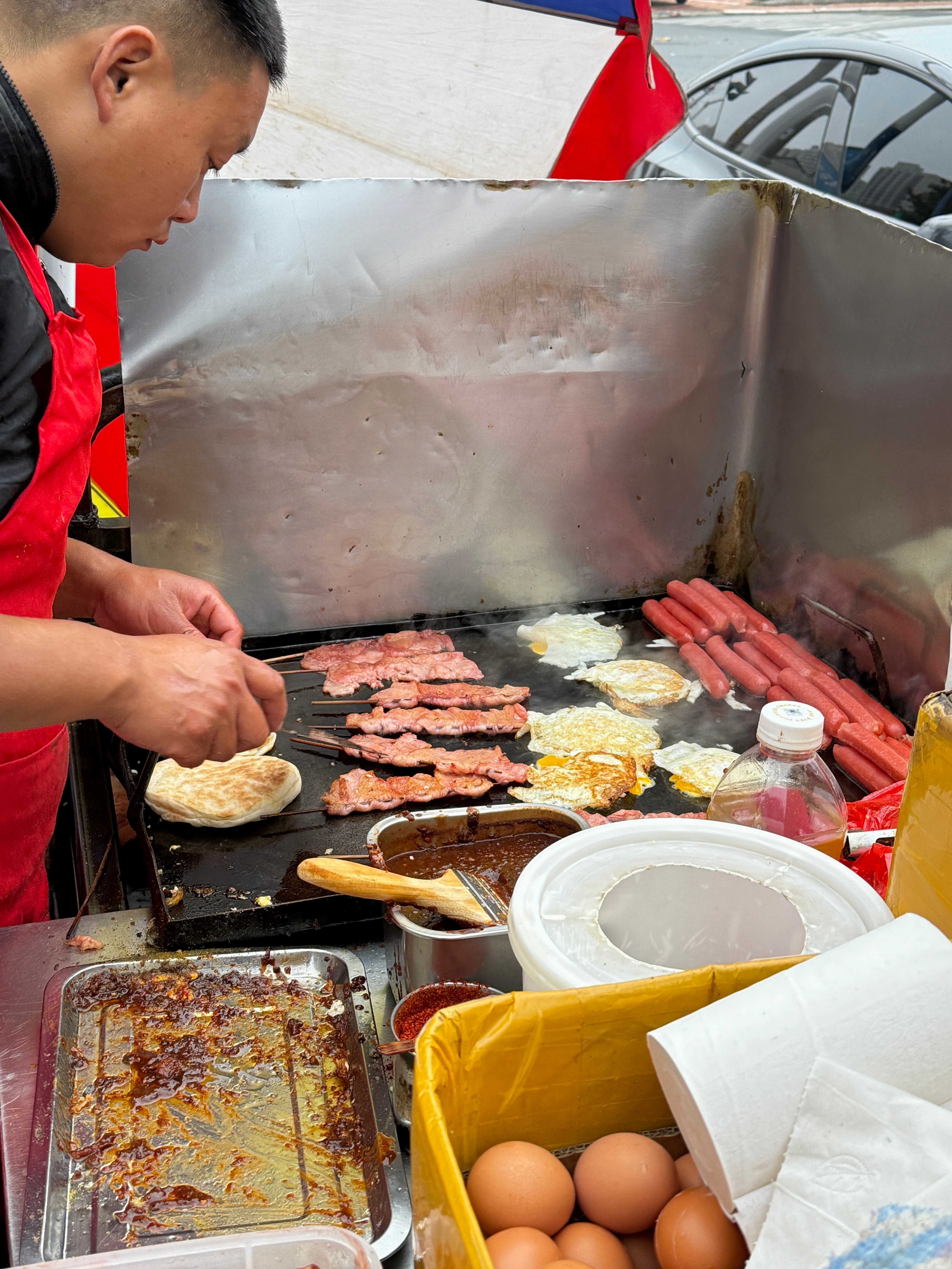 在莱州的豪华早餐，铁板里脊肉饼，两蛋俩肉的，配一碗莱州羊汤，浑身都暖和了​​​