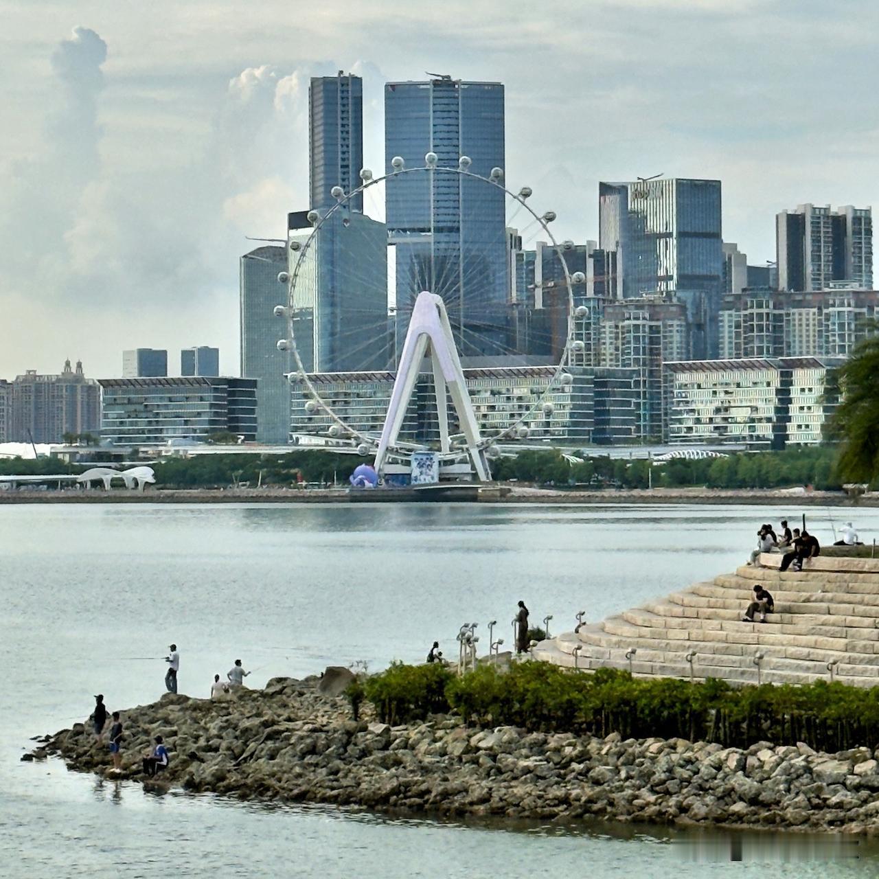深圳湾区之光摩天轮太值得打卡！它是国内首个全天景回转式进口轿厢摩天轮，也是深圳上