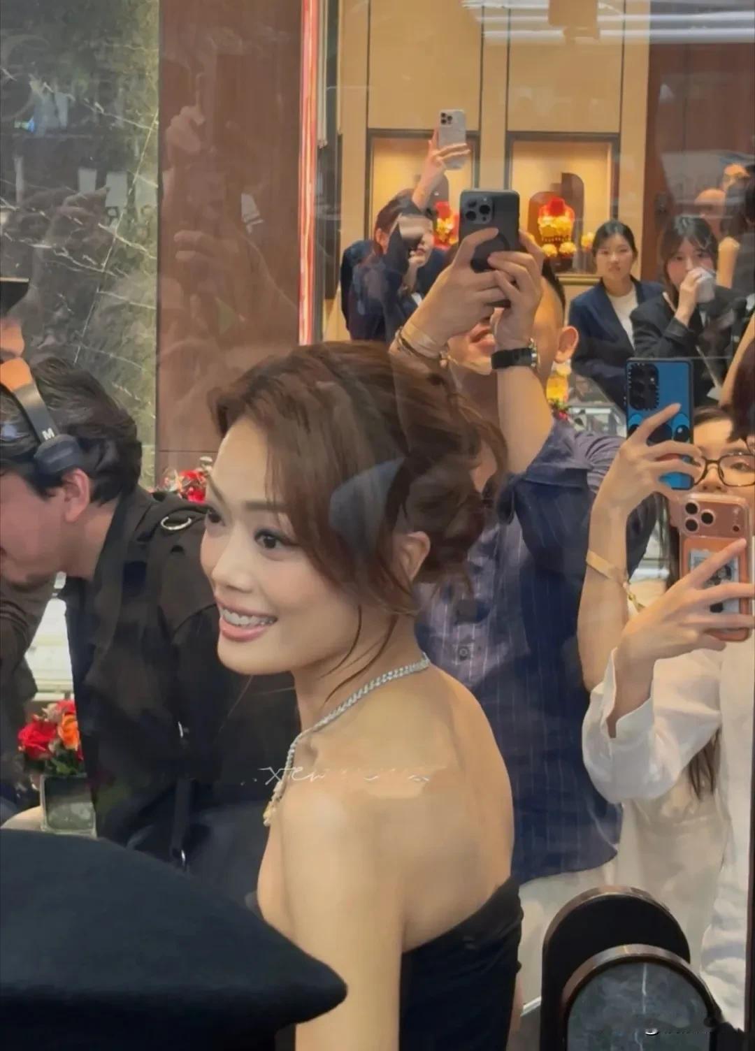 容祖儿和老板杨受成，一起现身马来西亚吉隆坡，出席英皇珠宝的活动。不得不说，容祖
