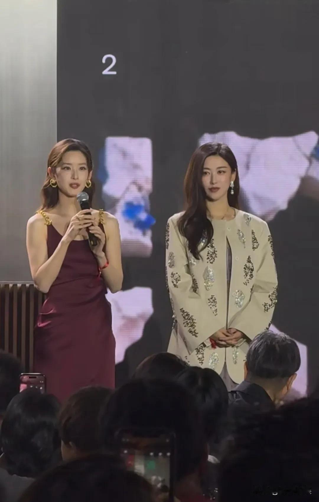 都说红气养人，这话是真的！看章泽天和朱珠一起现身UCCA晚宴，原本妩媚靓丽的朱